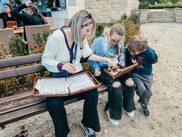 Edukacja domowa w terenie - Dominika z synem Florkiem podczas nauki