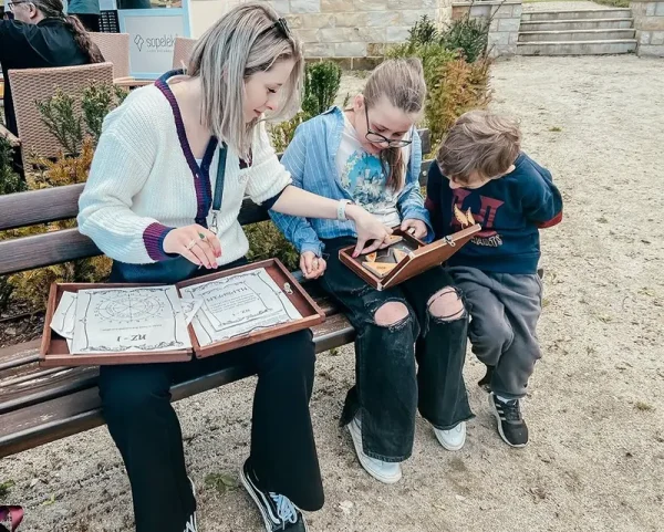 Edukacja domowa w praktyce - Dominika z dziećmi uczy się na świeżym powietrzu