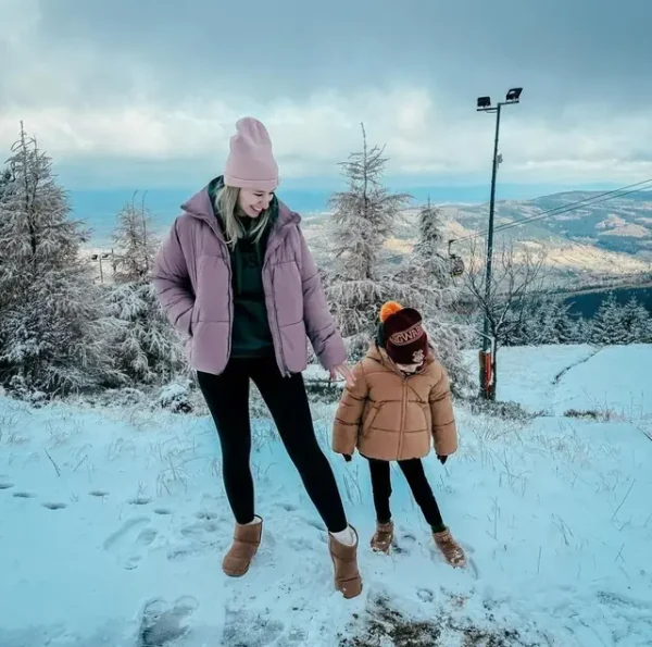 Mama w edukacji domowej - Dominika Soja-Blat z synem na zimowym spacerze